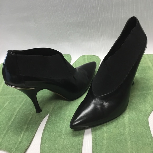 Donald J. Pliner Sleek Black Leather Heels - Picture 2 of 8